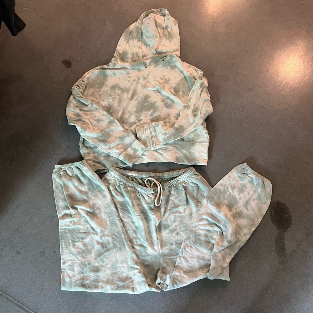 Green and white tie dye sweatsuit!
